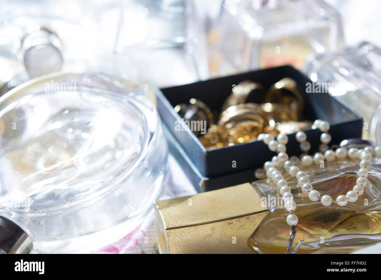 Vieux et précieux collier de perles sur un flacon de parfum avec de l'or bijoux de famille Banque D'Images