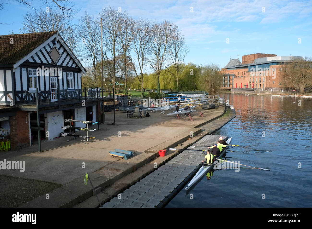 Stratford sur Avon-- Rowing Club, avec la Royal Shakespeare Theatre à l'arrière-plan. Banque D'Images