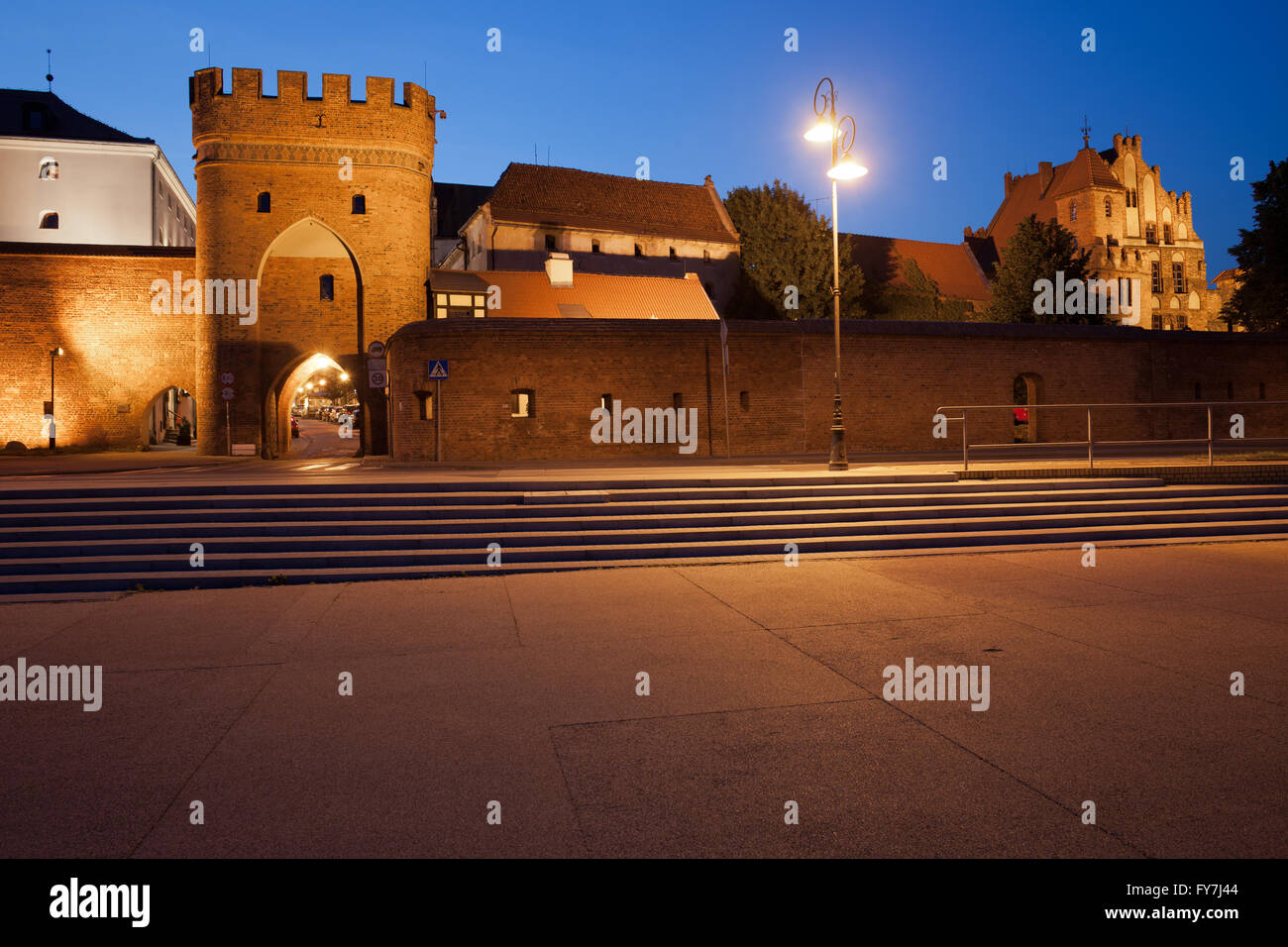 Torun, Pologne, pont médiéval Gate (Polonais : Brama Mostowa) et mur de la ville la nuit, la fortification de la Vieille Ville Banque D'Images