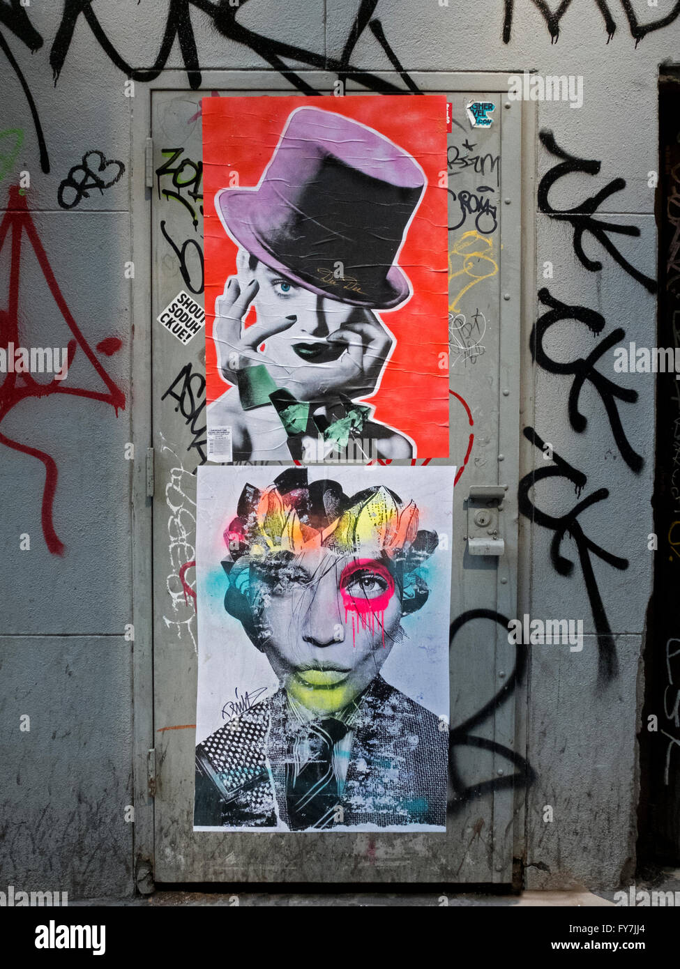Une porte sur West 28th Street, près de la 7ème Avenue à Manhattan, avec des graffitis et l'art de rue New York City Banque D'Images