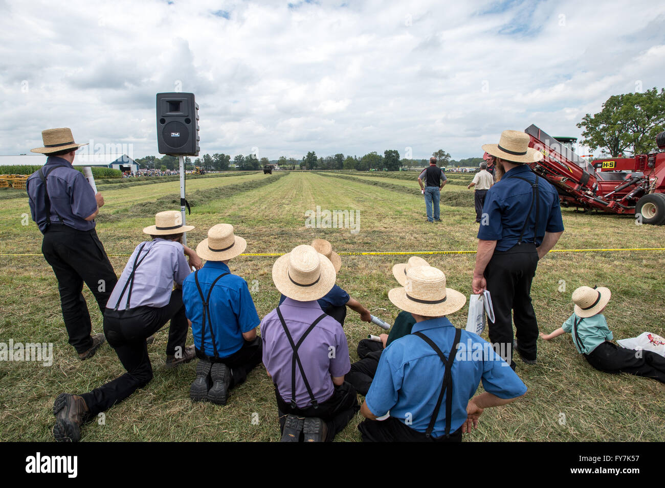 Les garçons Amish de regarder un spectacle du tracteur à l'Ag 2015 En progrès jours State College, en Pennsylvanie. Banque D'Images