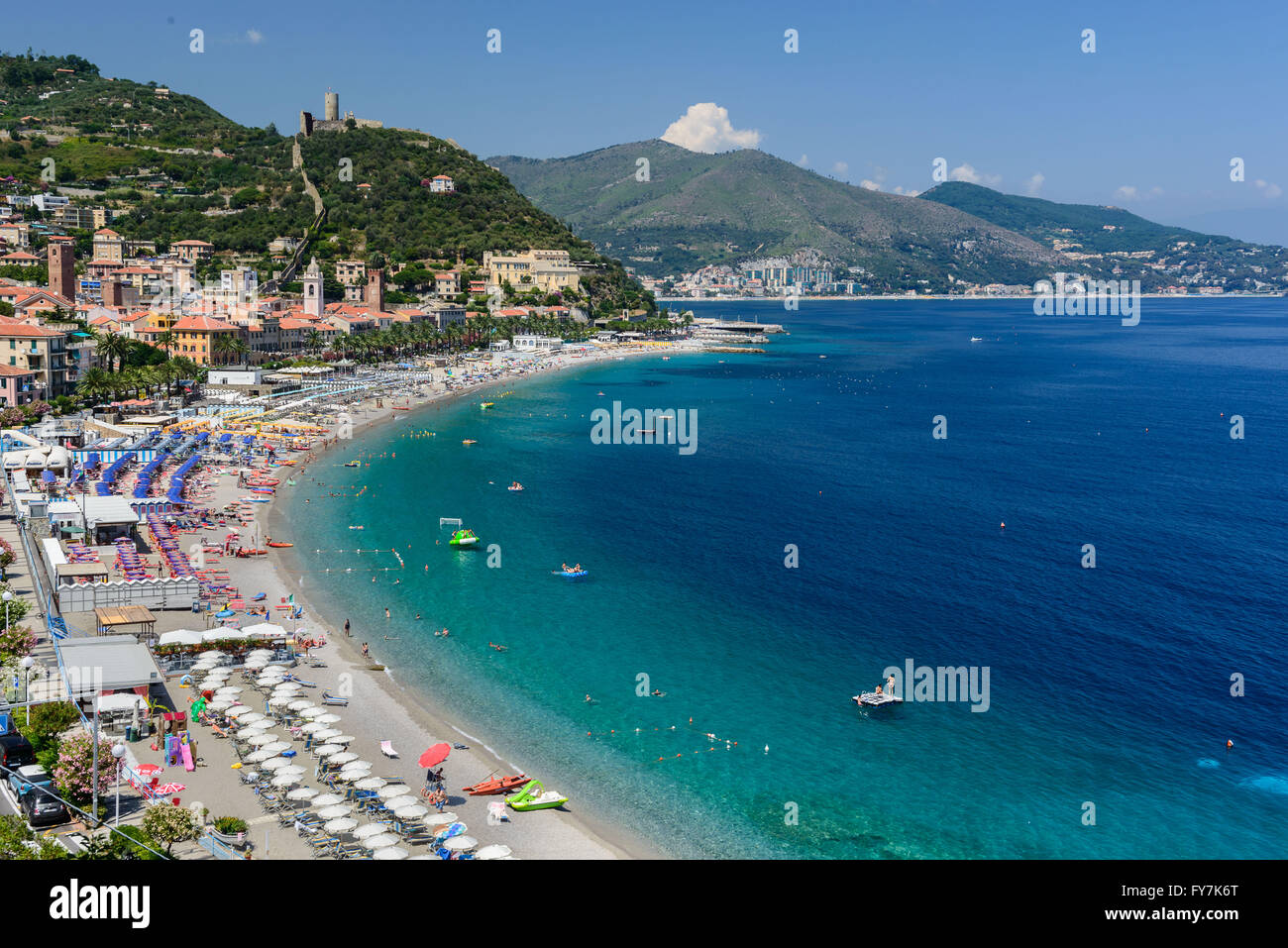 Vue sur le village de Ligurie de Noli sur la Mer Méditerranée Banque D'Images