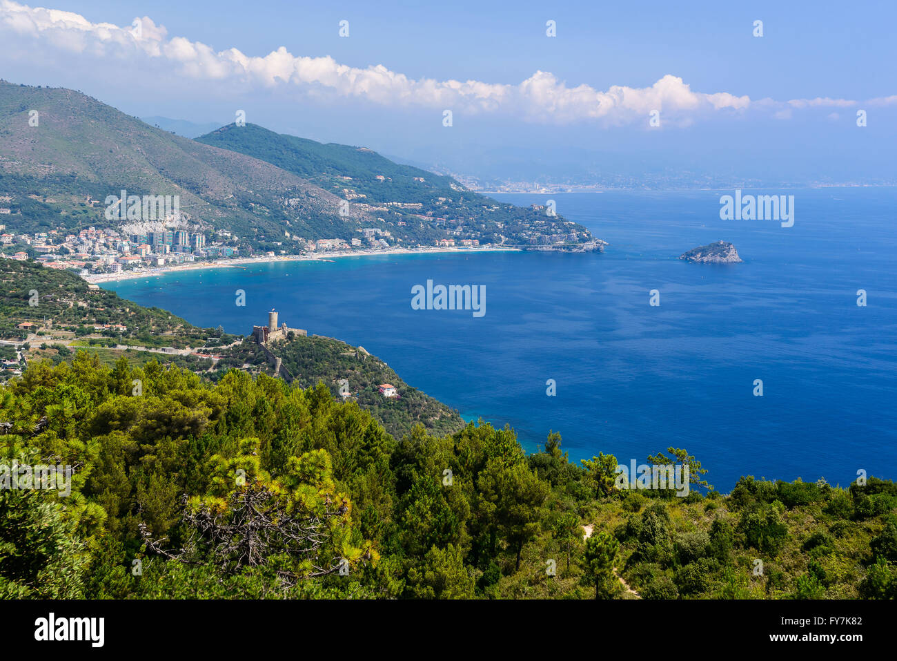 Vue sur le village de Ligurie de Noli sur la Mer Méditerranée Banque D'Images