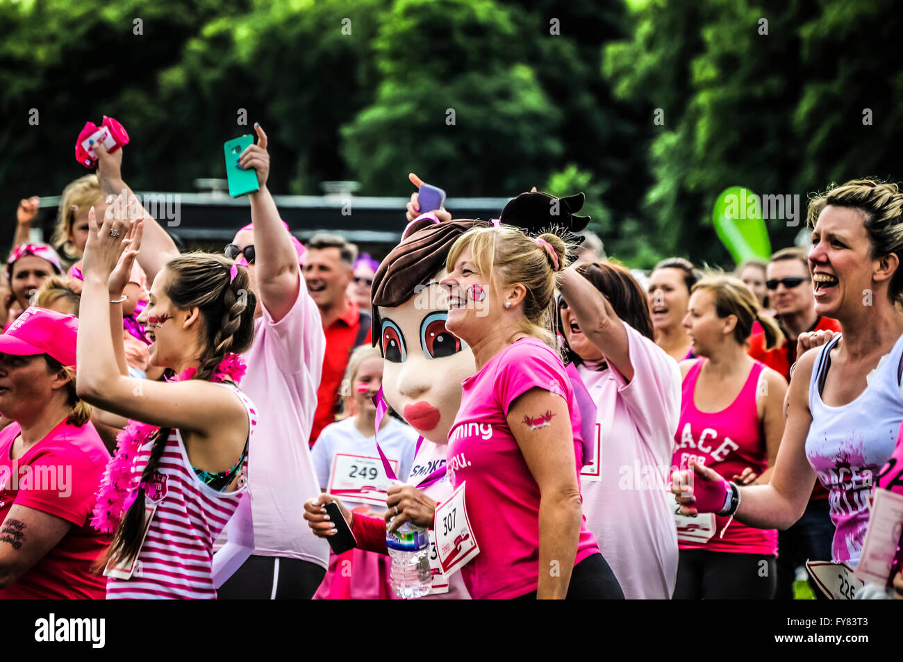 La foule lors de la course de charité pour le cancer. Les coureurs de rose. Tout le monde smiling Banque D'Images