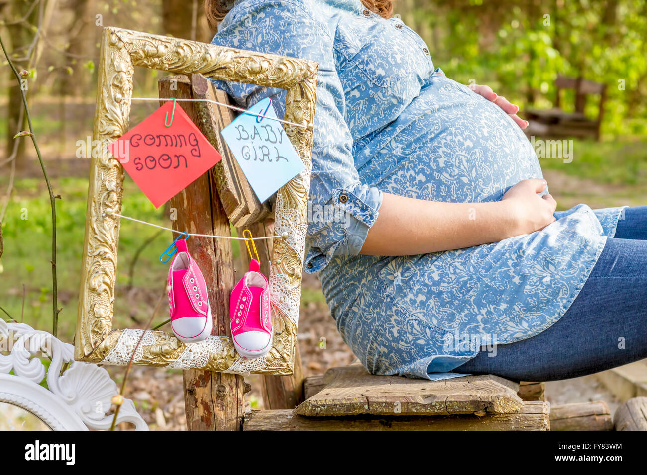 Une femme enceinte dans le parc sur un banc de close up. Banque D'Images