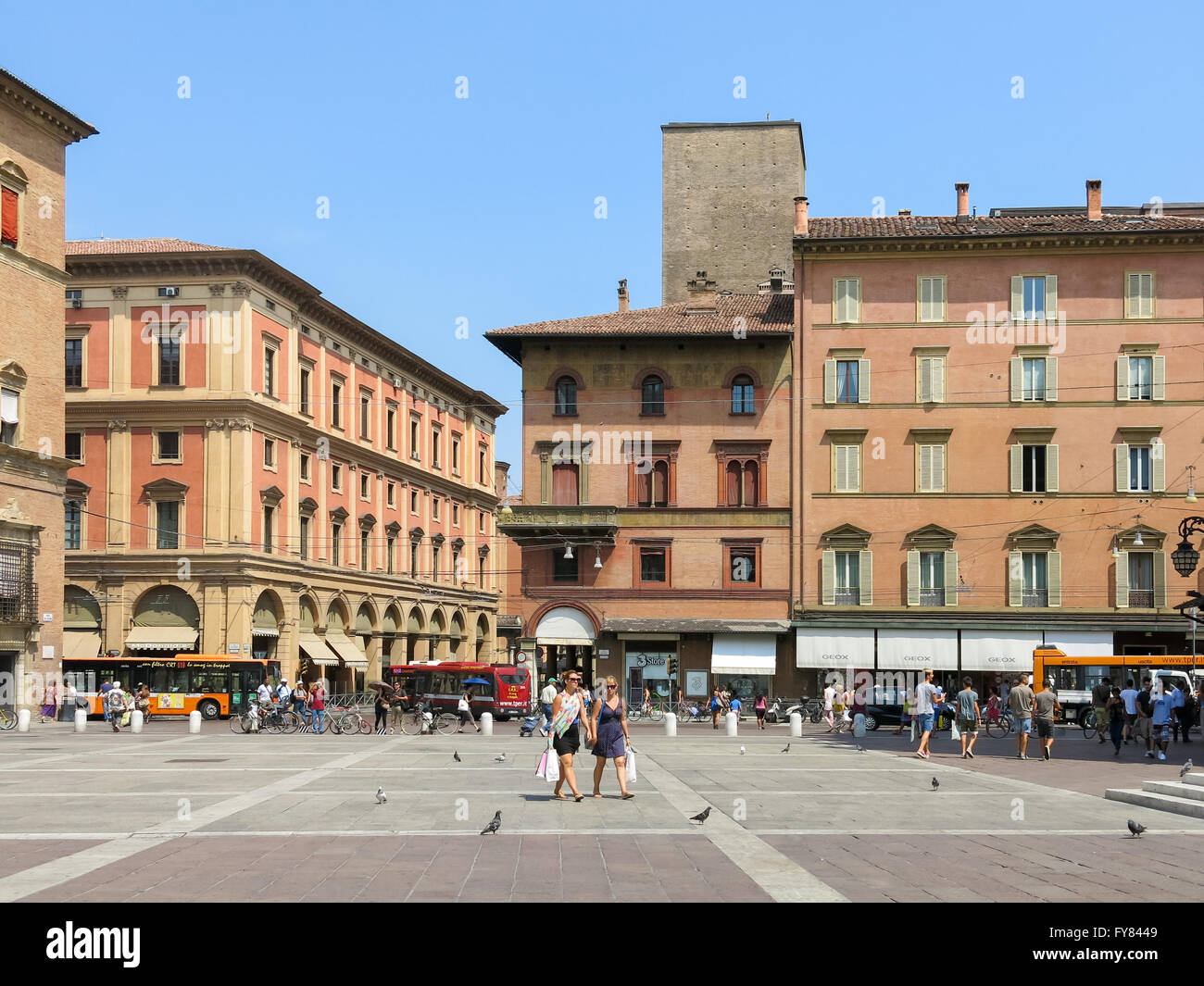 Personnes marchant sur place Piazza Maggiore à Bologne, Émilie-Romagne, Italie Banque D'Images