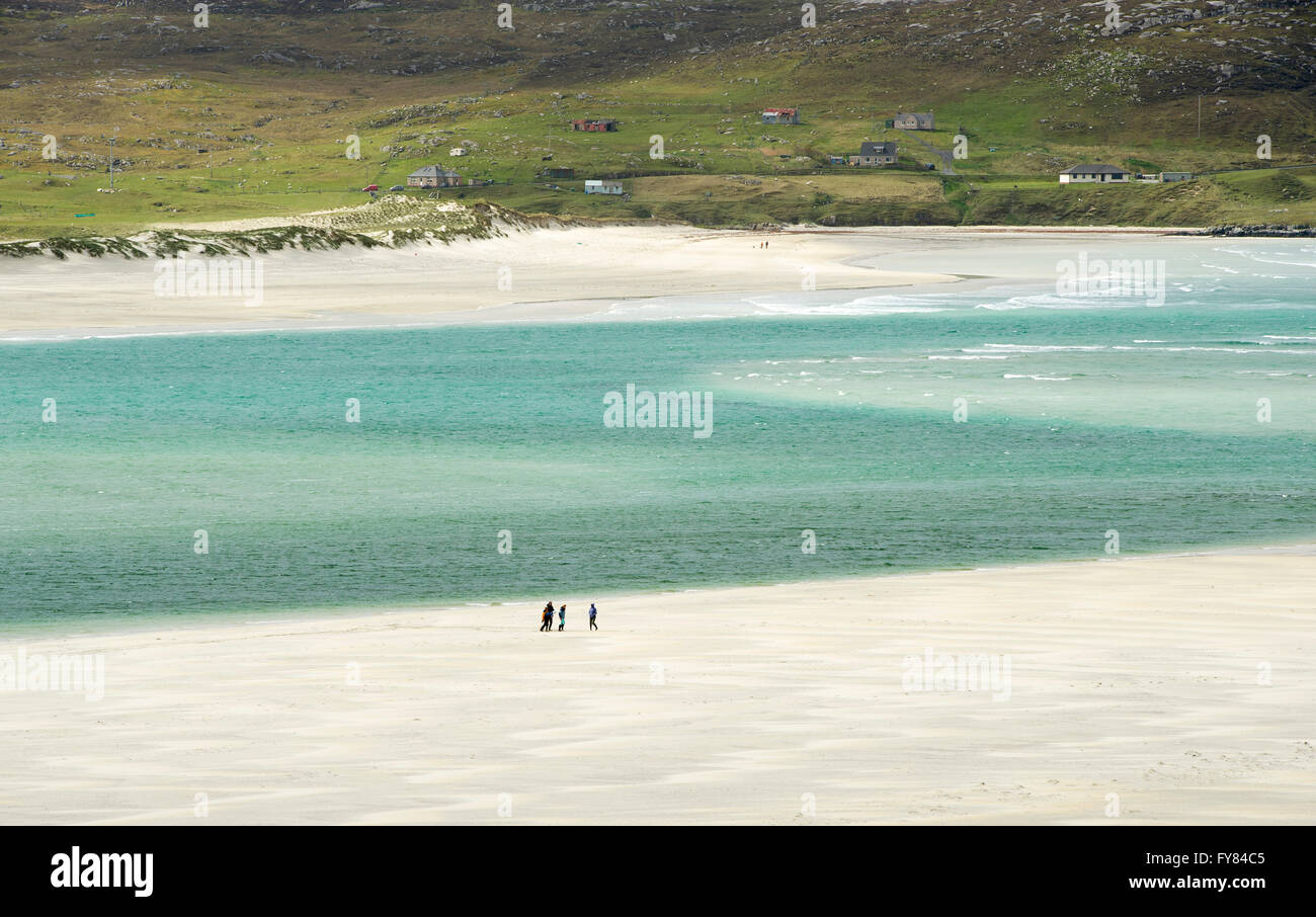 26/05/15. Les promeneurs sur Luskentyre plage avec Seilebost dans la distance, Isle of Harris Ecosse, Royaume-Uni. Banque D'Images 26/05/15. Les promeneurs sur Luskentyre plage avec Seilebost dans la distance, Isle of Harris Ecosse, Royaume-Uni. Banque D'Images