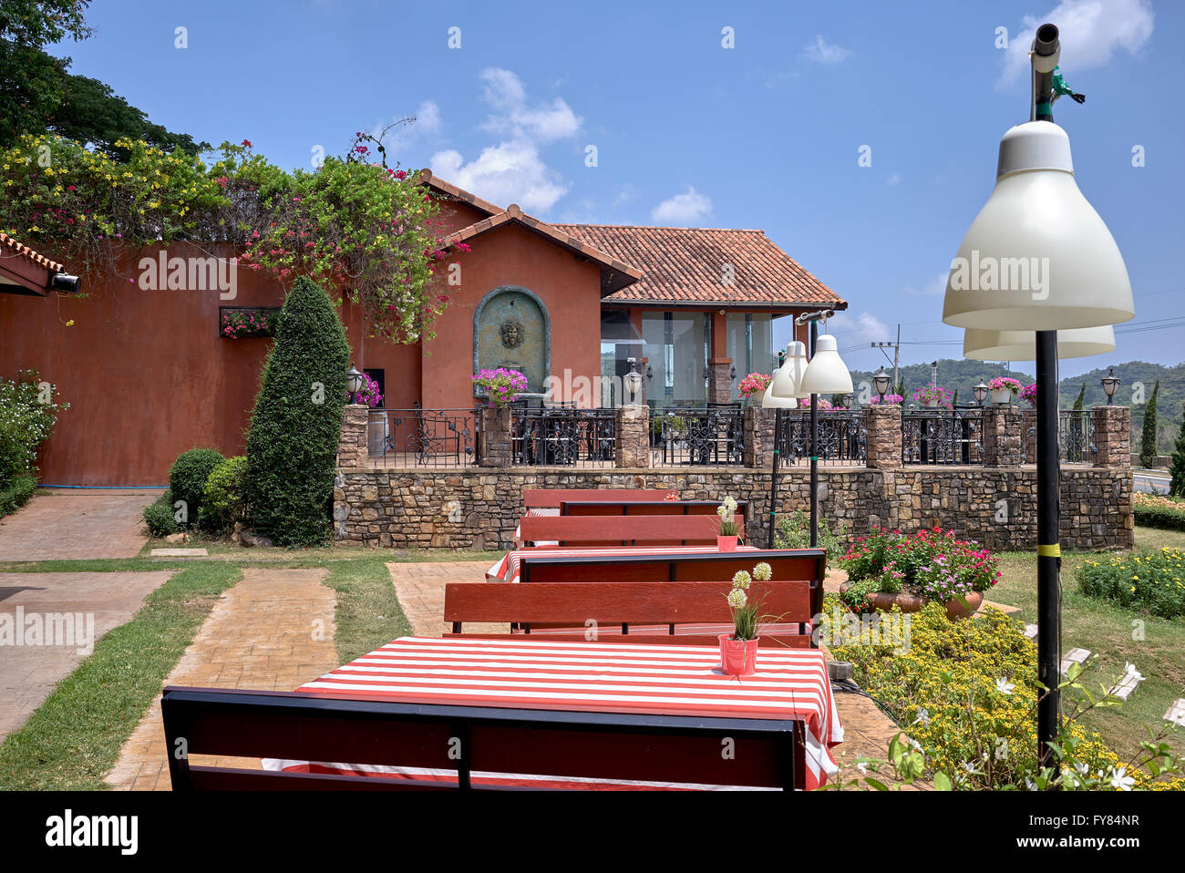 Terrasse coin repas extérieur avec tables et chaises Banque D'Images