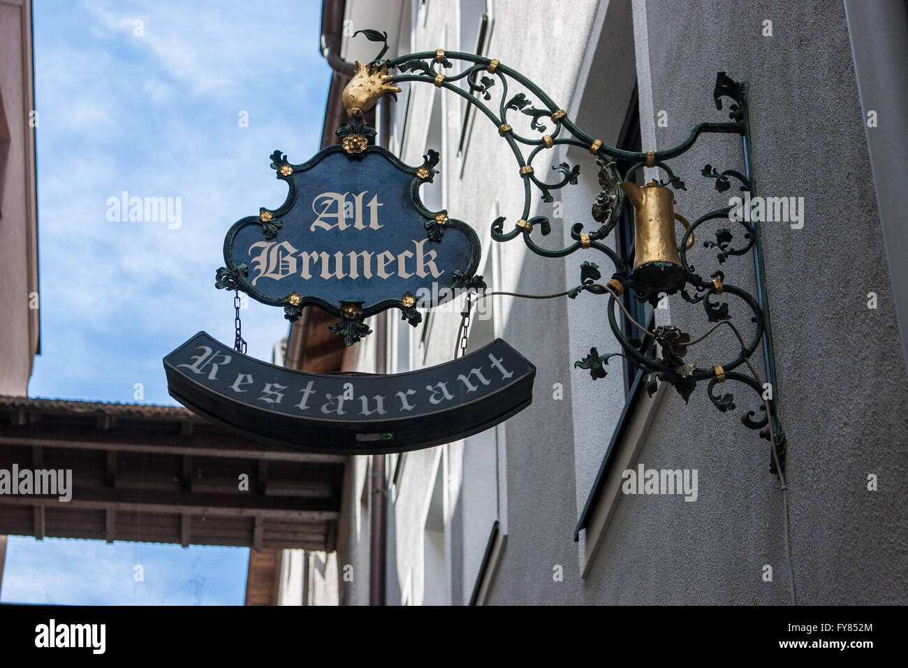 Ancien restaurant caractéristique sign in Brunico - Bolzano, Trentin-Haut-Adige Sudtirol- Italie Banque D'Images