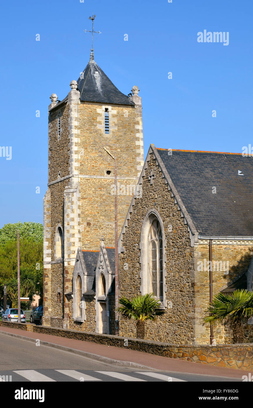 L'église et clocher de Saint Brevin les Pins dans les pays de la Loire dans l'ouest de la France Banque D'Images