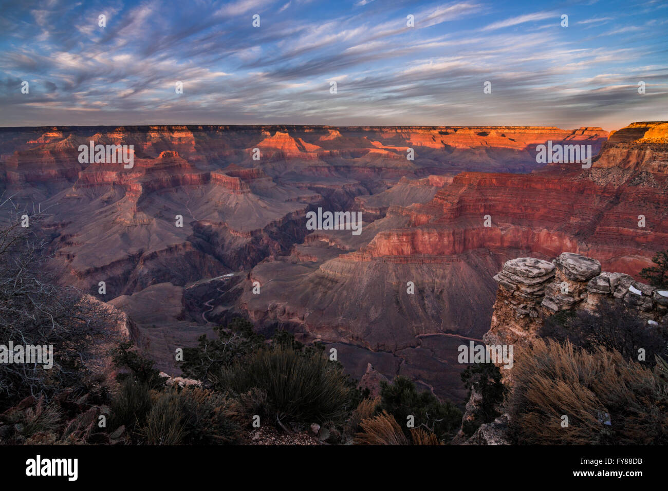 Les derniers rayons du soleil couchant illuminent le bord du Grand Canyon en Arizona Banque D'Images