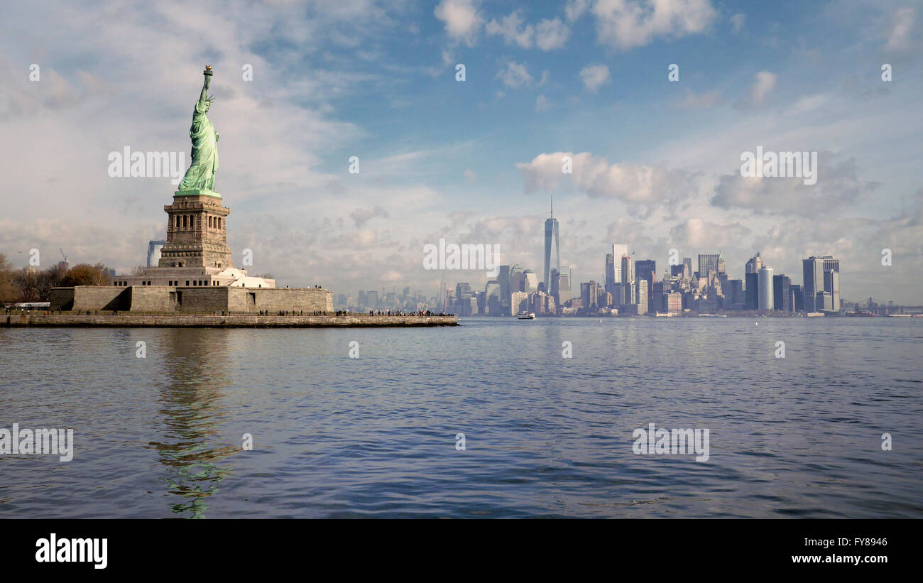 Statue de la liberté et Manhattan skyline d'Ellis Island à New York Harbor Banque D'Images