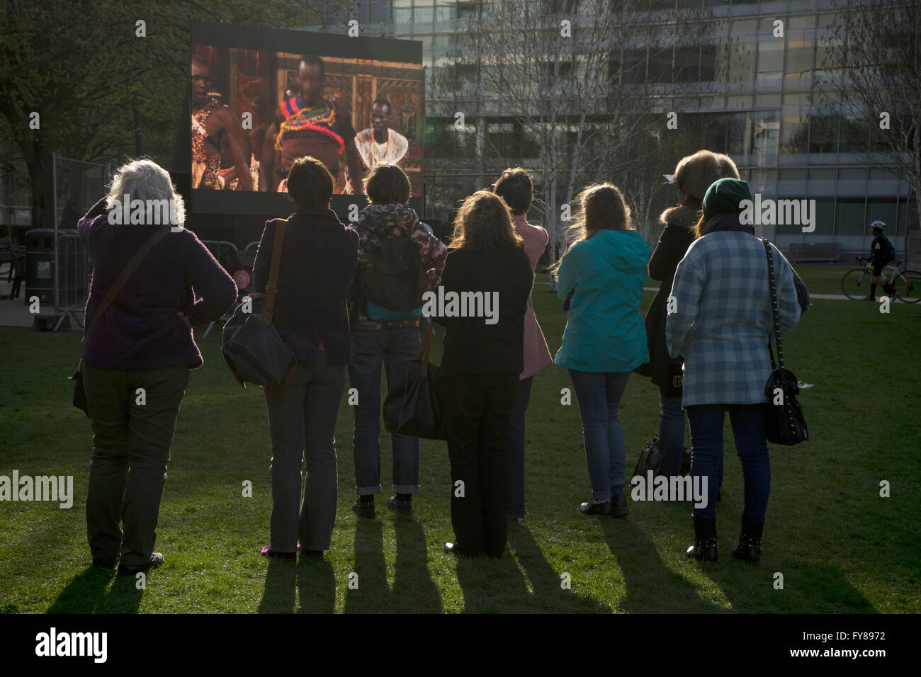 Projection publique de pièces de Shakespeare sur 400e anniversaire au cours de la fête de Saint George le long de la Tamise. Londres. UK Banque D'Images