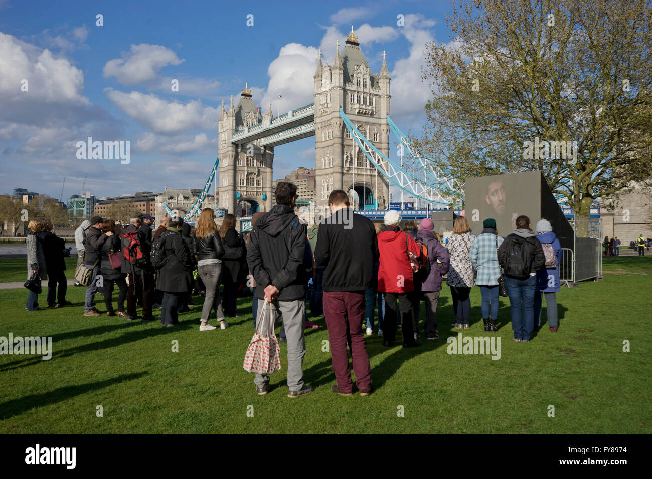 Projection publique de pièces de Shakespeare sur 400e anniversaire au cours de la fête de Saint George le long de la Tamise. Londres. UK Banque D'Images