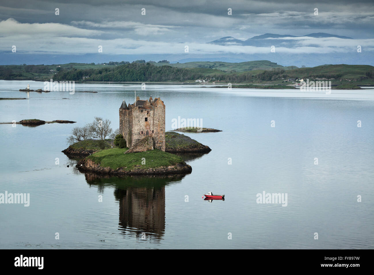 Château de Stalker et le Loch Linnhe vu de Portnacroish dans les Highlands d'Ecosse Banque D'Images