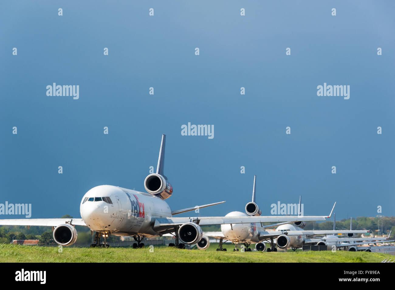 Flotte d'avions de FedEx Express se préparer à décoller à l'Aéroport International de Memphis, FedEx international du siège. Banque D'Images