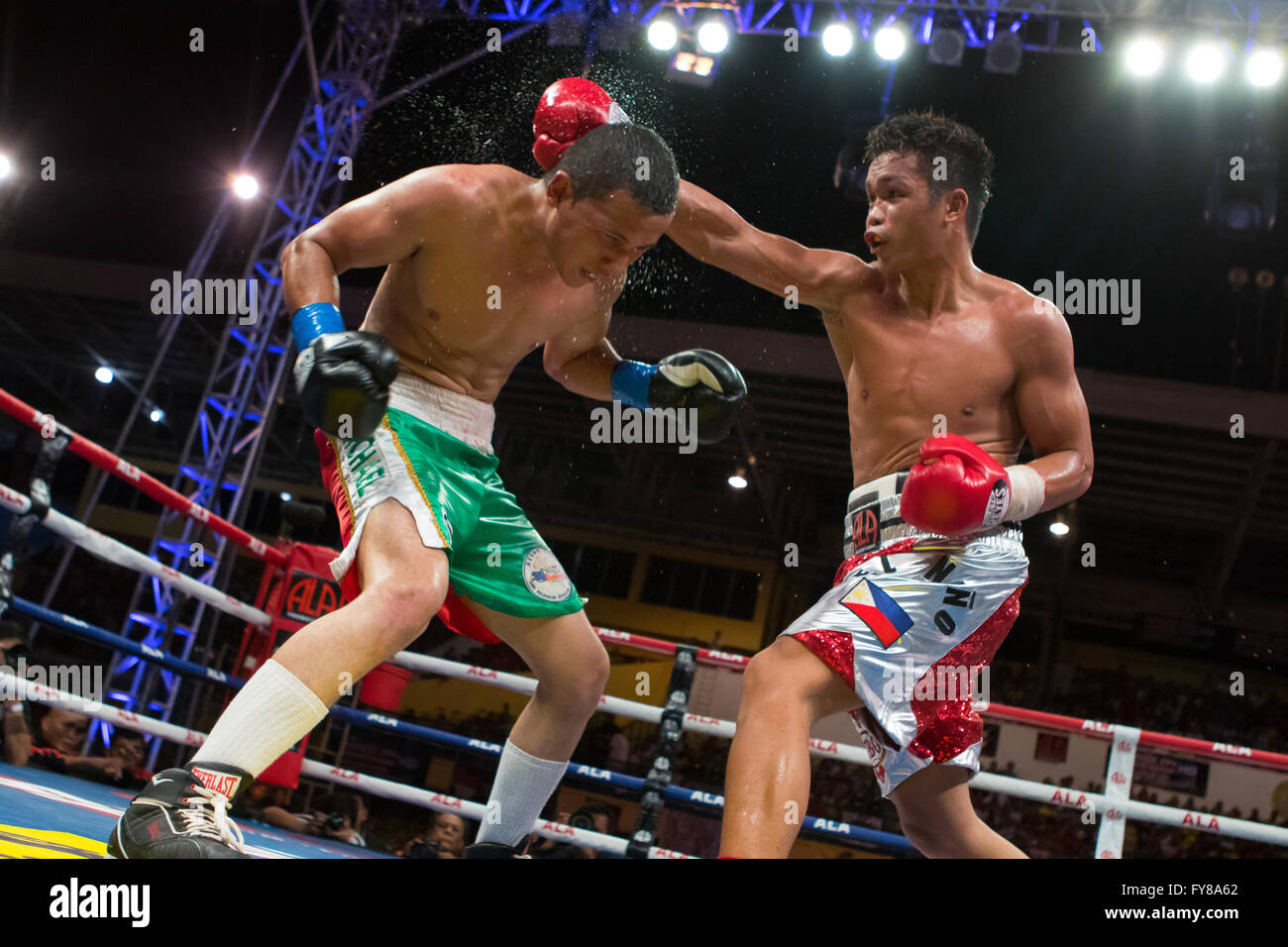 23/4/2016 Complexe sportif de la ville de Cebu, Cebu City, Philippines.Jason 'El Nino' Pagara vs Miguel Zamudio Banque D'Images