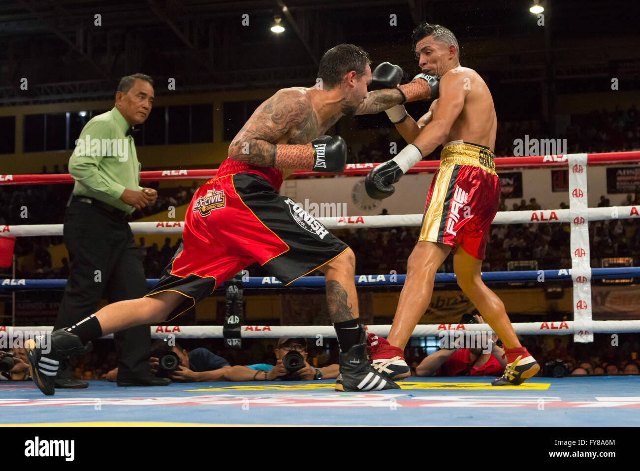 23/4/2016 Complexe sportif de la ville de Cebu, Cebu City, Philippines.Paul '2 Gunz' Fleming vs Migel Angel Gonzalez. Banque D'Images