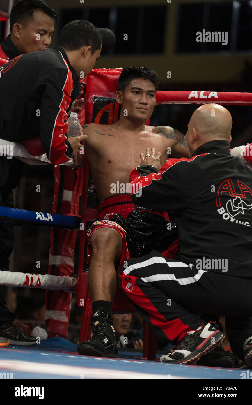 23/4/2016 Complexe sportif de la ville de Cebu, Cebu City, Philippines.Mark agnifico Magsayo «» prend de son coin d'instructions Banque D'Images