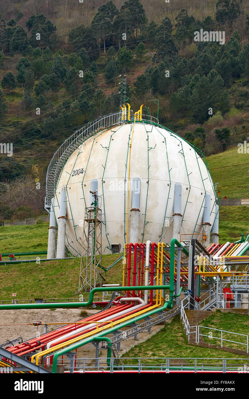 Les réservoirs de stockage de gaz naturel de la LCH, Santurtzi, Gascogne, Pays Basque, Pays Basque, Espagne, Europe Banque D'Images