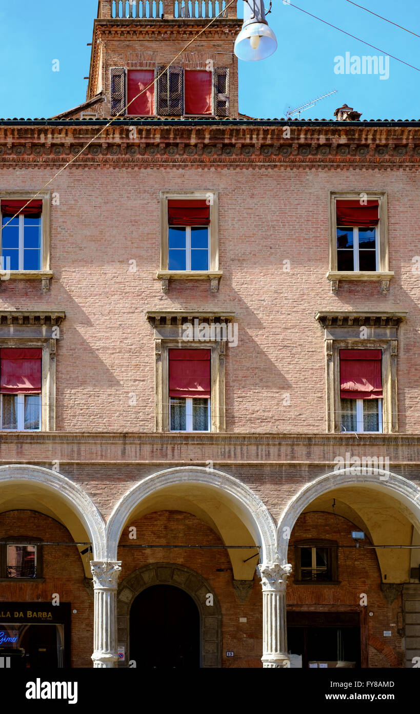Façade de bâtiment de style renaissance dans le centre-ville de Bologne Banque D'Images
