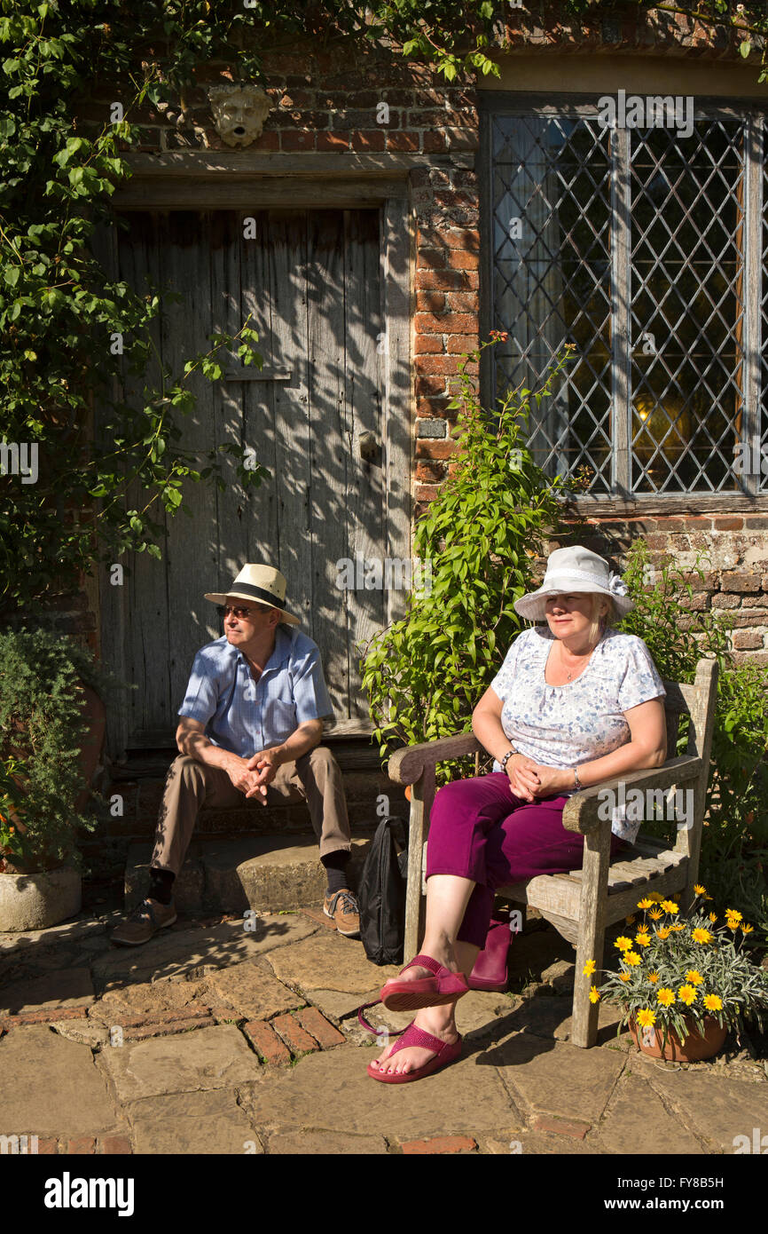 UK, Kent, Château de Sissinghurst, vieux couple se reposer à l'ombre de l'embrasure de la Cottage Banque D'Images