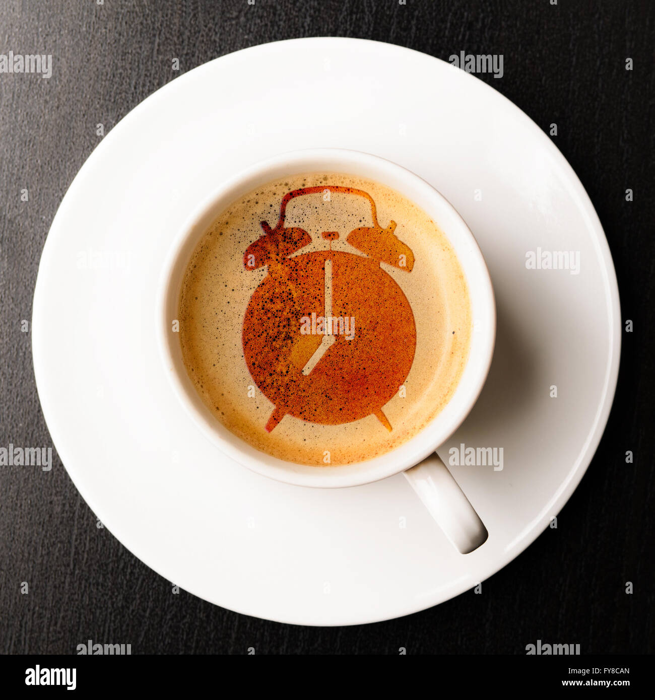 Alarme sur la tasse de café frais Banque D'Images