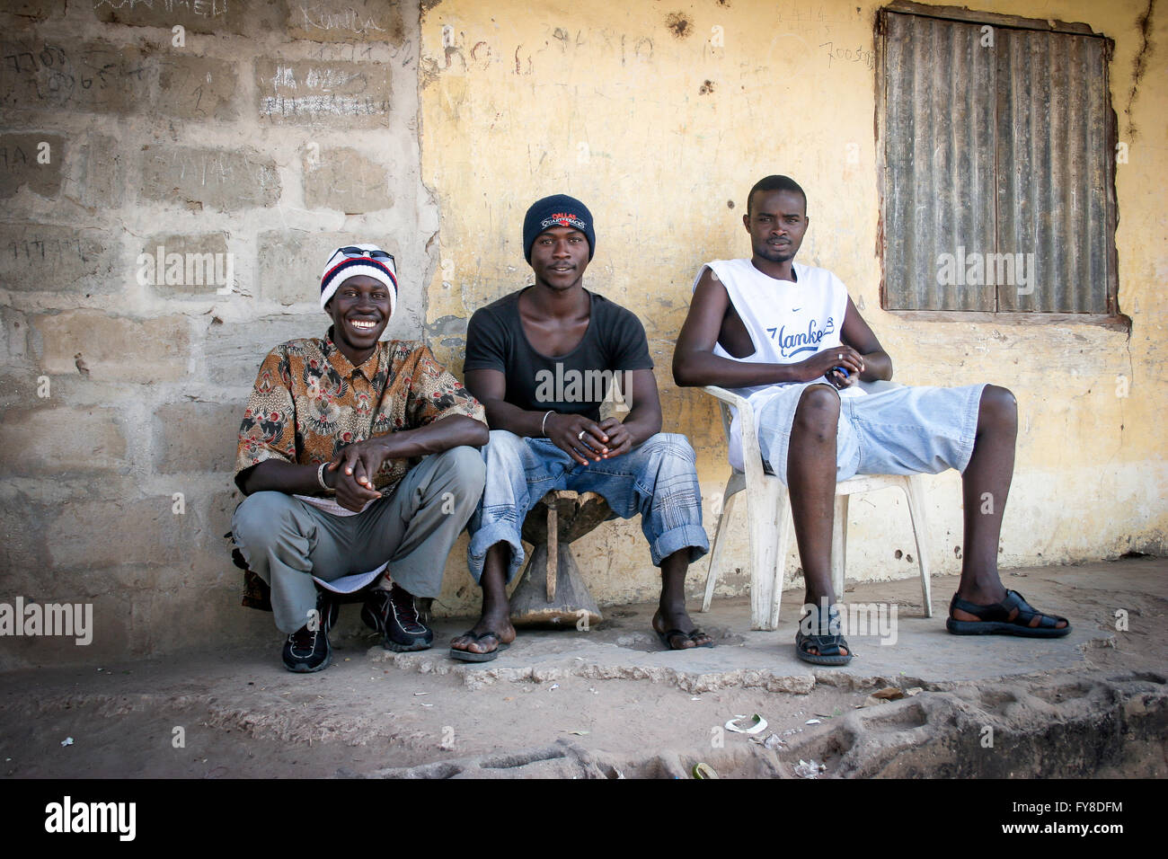 Les jeunes hommes d'Afrique à l'extérieur de leur maison, Gambie, Afrique Banque D'Images