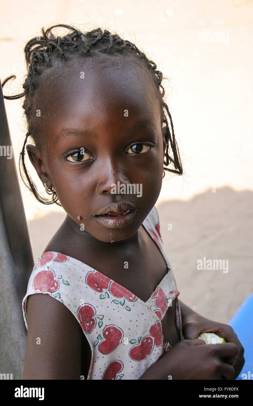 Les jeunes africains à la fille à la lentille, Gambie, Afrique Banque D'Images