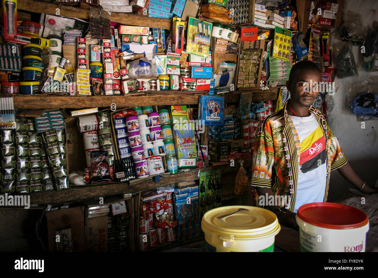 L''épicerie de l'Afrique à l'intérieur de son magasin, propriétaire du