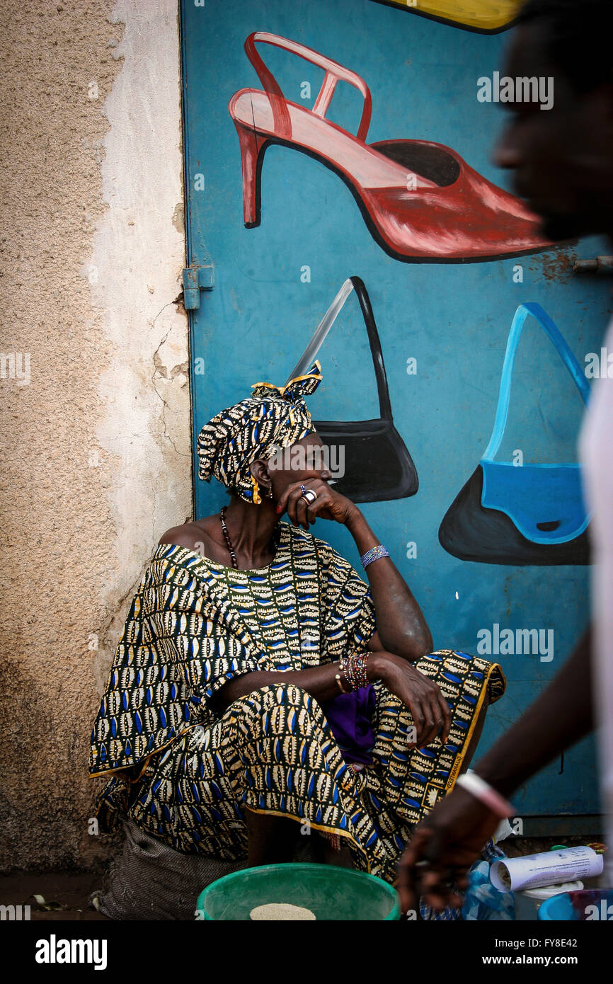 Femme africaine au vendeur les rues de Banjul, Gambie, Afrique Banque D'Images