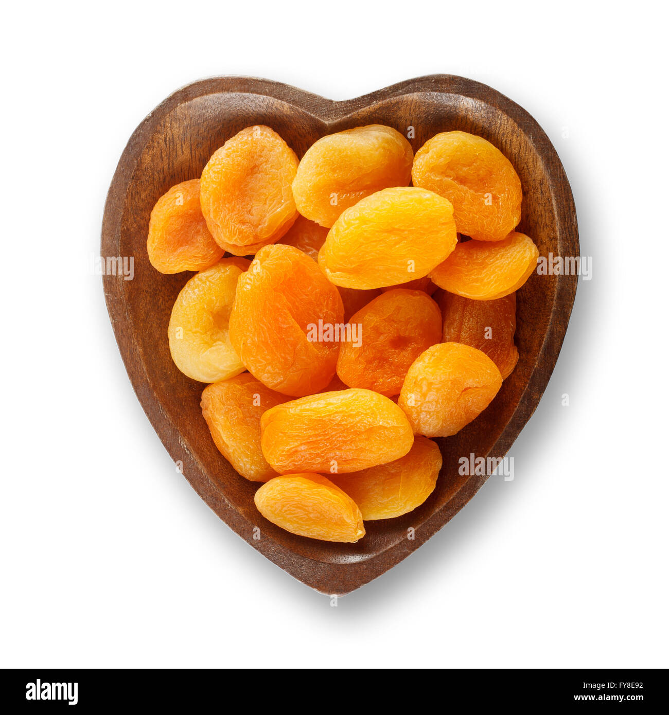 Les abricots séchés en forme du cœur bol en bois Banque D'Images