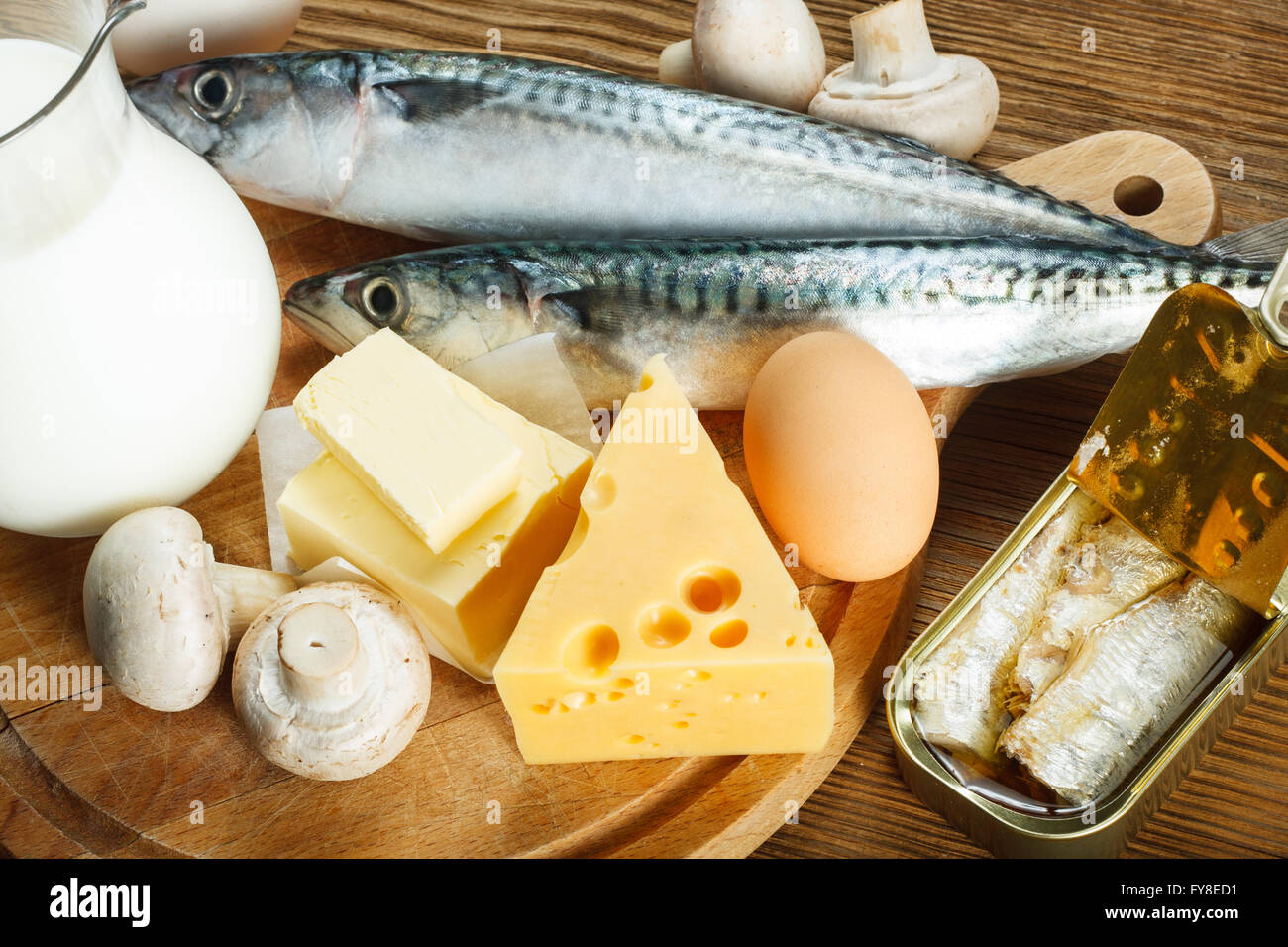 Les aliments riches en vitamine D, poisson, œufs, fromage, lait, beurre, champignons, sardines en boite Banque D'Images