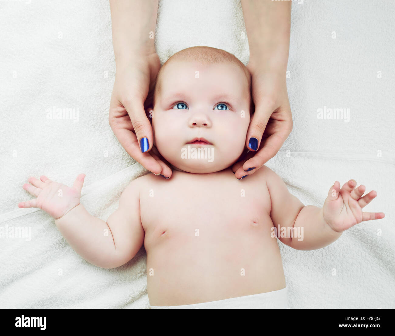 Mère de lui donner quatre mois bébé un massage, vue d'en haut Banque D'Images