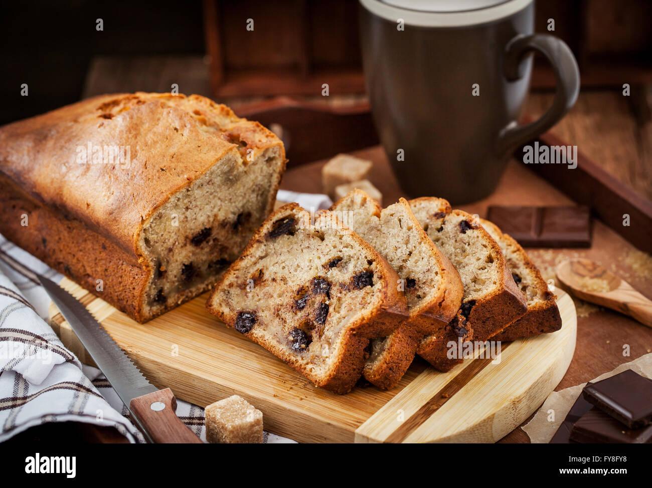 Délicieux pain aux bananes fraîches faites maison (gâteau de pain au chocolat pour le petit déjeuner) Banque D'Images