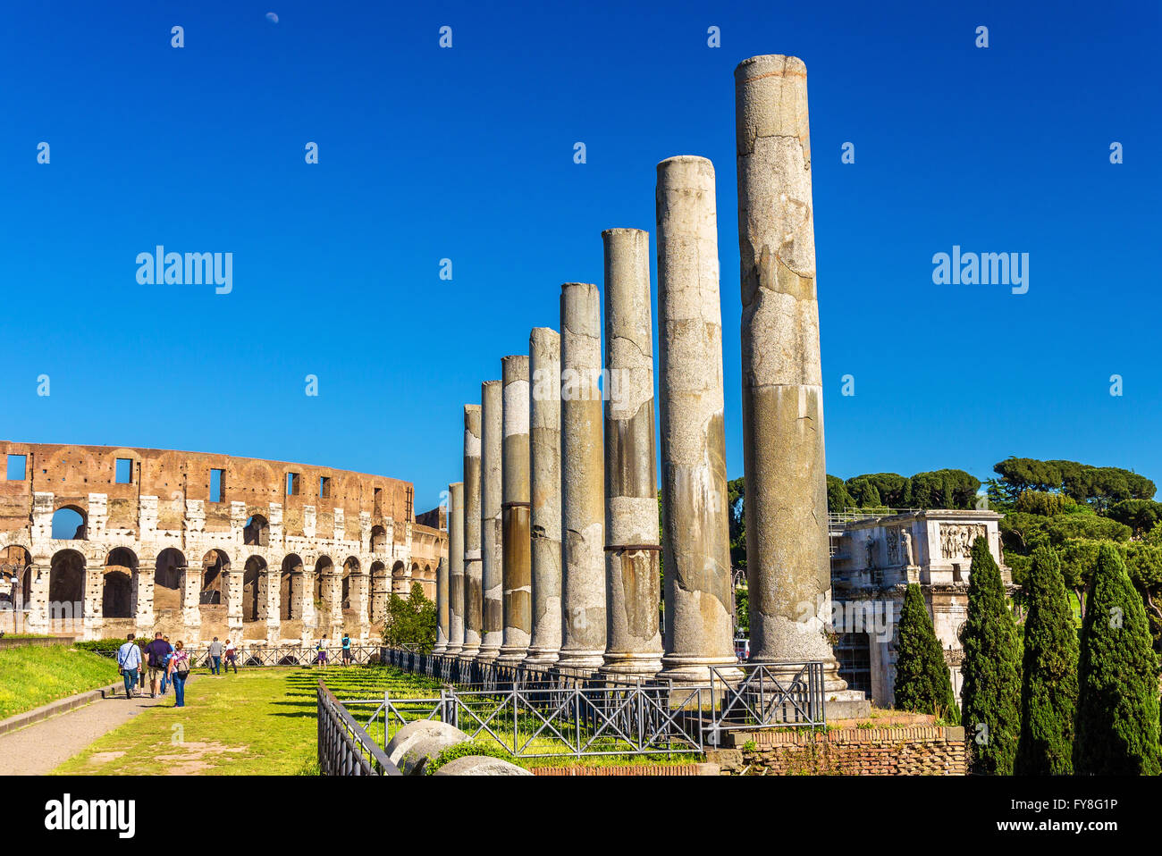 Colisée vu de Temple de Vénus et Rome Banque D'Images