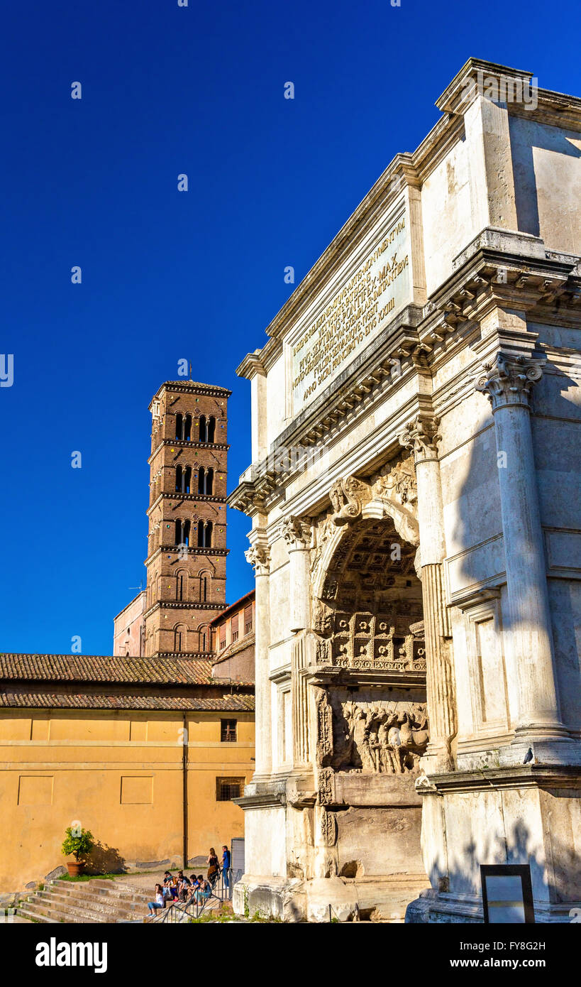 Arc de Titus et Basilica di Santa Francesca Romana à Rome Banque D'Images