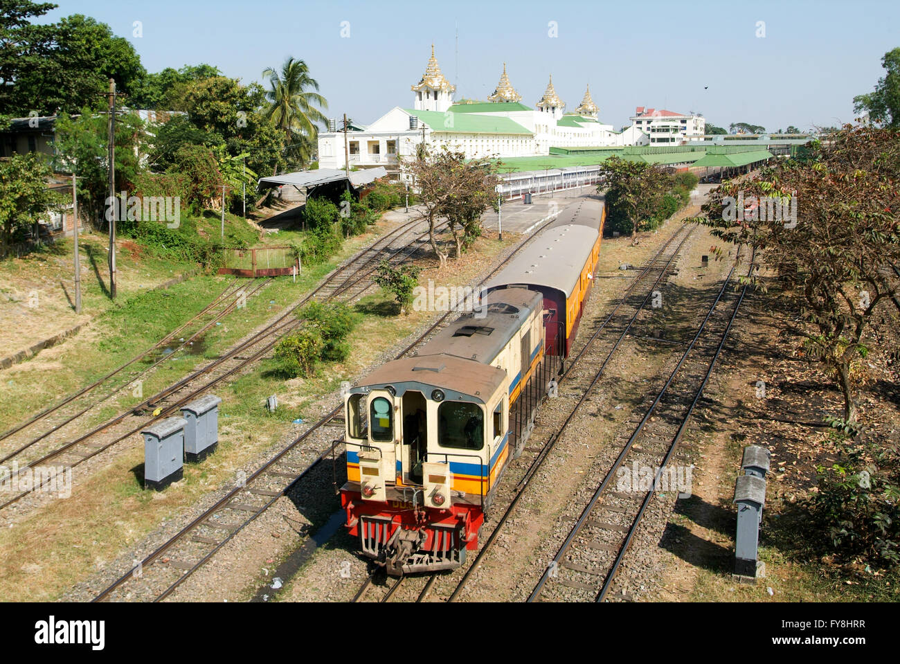 YANGON, MYANMAR - 9 janvier 2010 - un chemin de fer circulaire train quitte la gare centrale de Yangon à Yangon (Rangoon) sur le Myanmar Banque D'Images