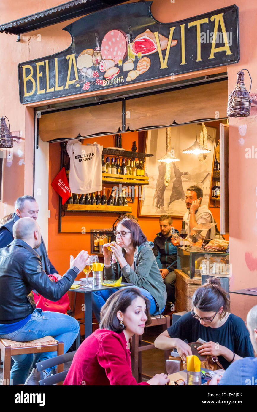Les personnes qui boivent à l'extérieur d'un café de la rue à Bologne, Italie Banque D'Images
