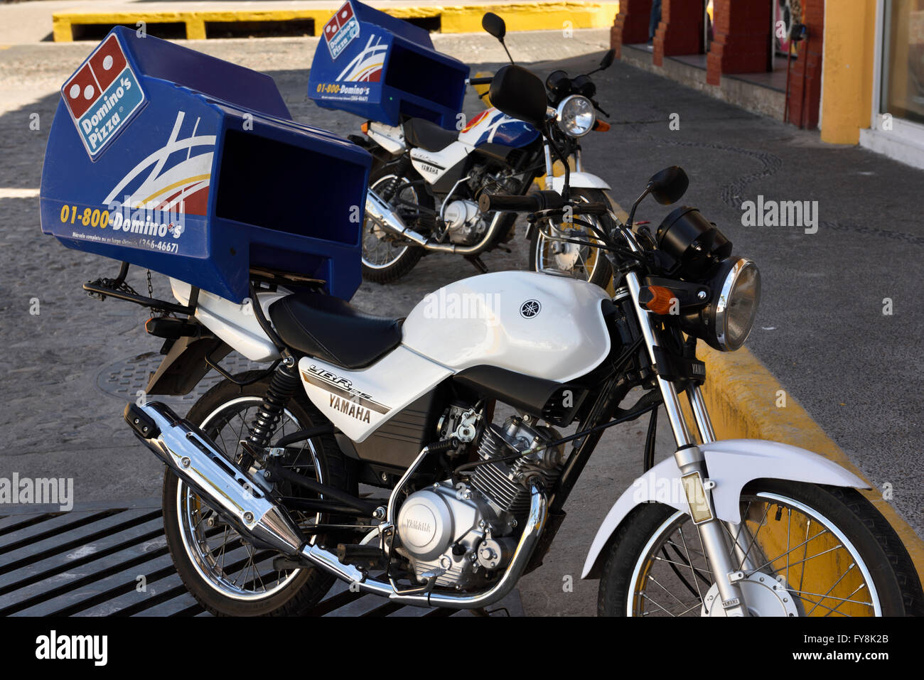 Nouvelles motocyclettes pour la livraison de pizza à Puerto Vallarta Mexique Banque D'Images