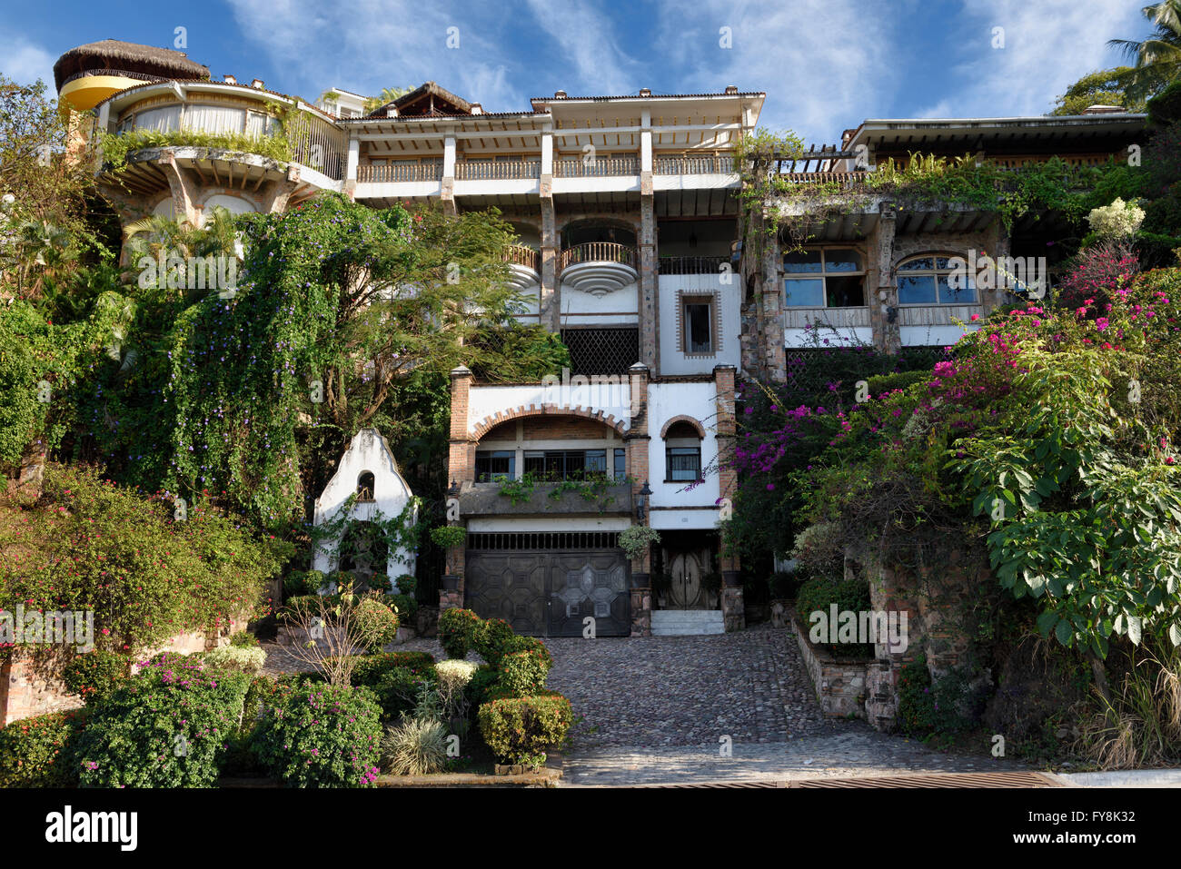 Styles mixtes de villas construites à flanc de colline à Puerto Vallarta Mexique Banque D'Images