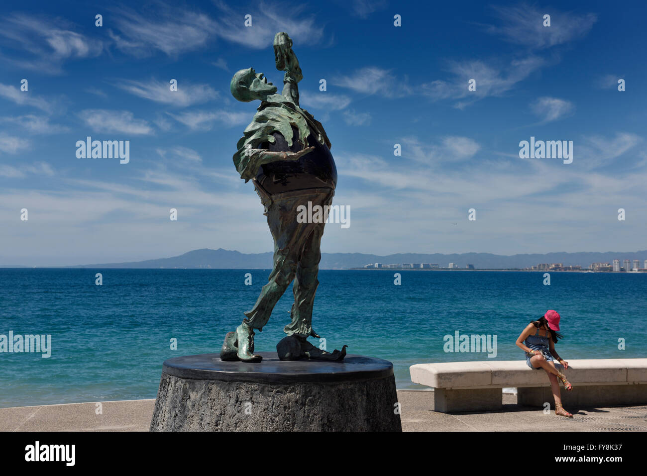 La subtile mangeur de Pierre sculpture avec un touriste sur le Malecon Puerto Vallarta Banque D'Images