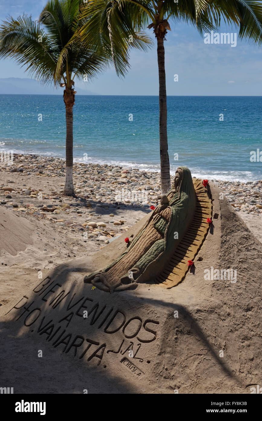Notre Dame de Guadalupe de sculptures de sable coloré sur la plage de Puerto Vallarta Malecon Banque D'Images