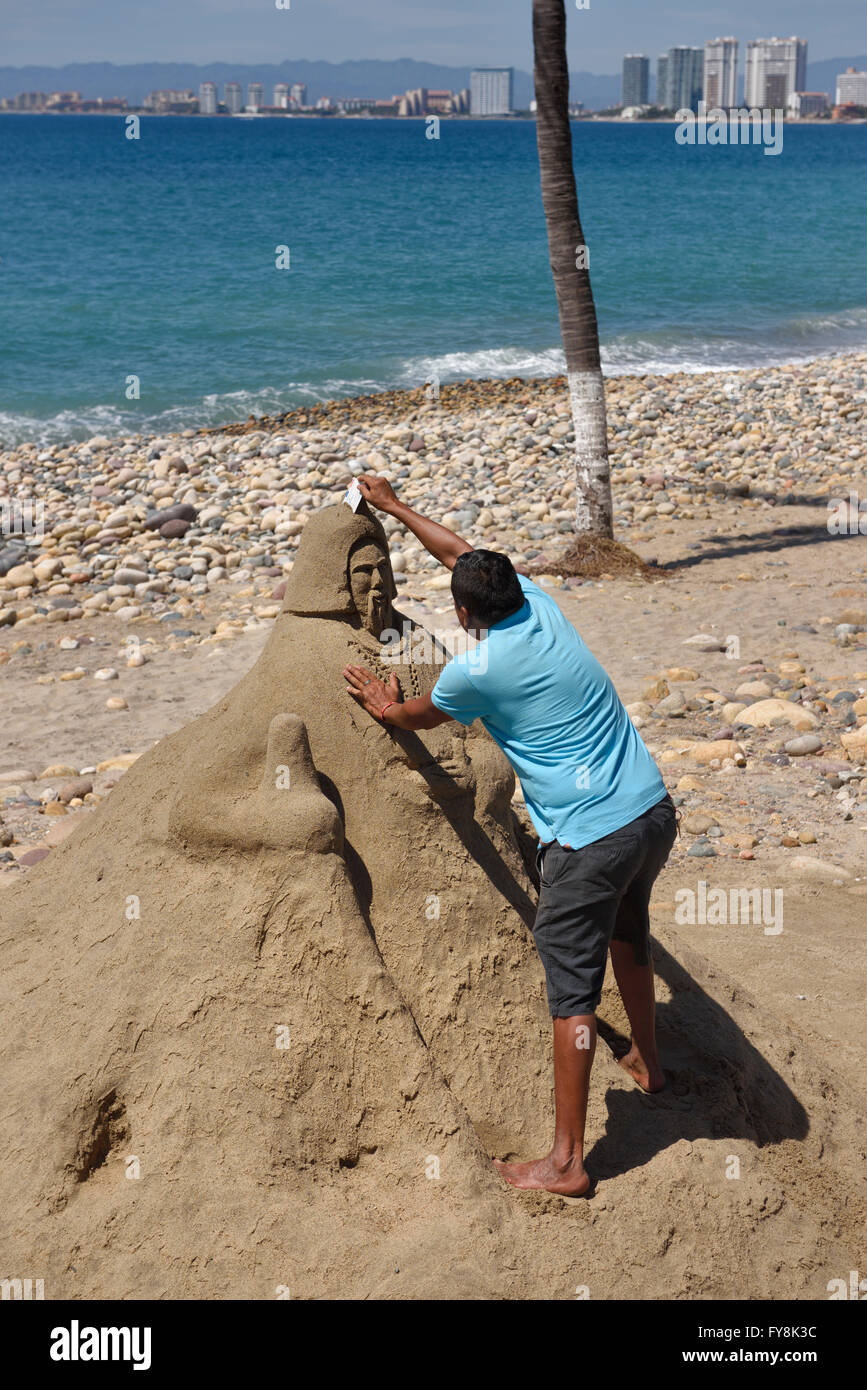 Mexican man carving une sculpture de sable sur la plage de Puerto Vallarta Malecon Banque D'Images