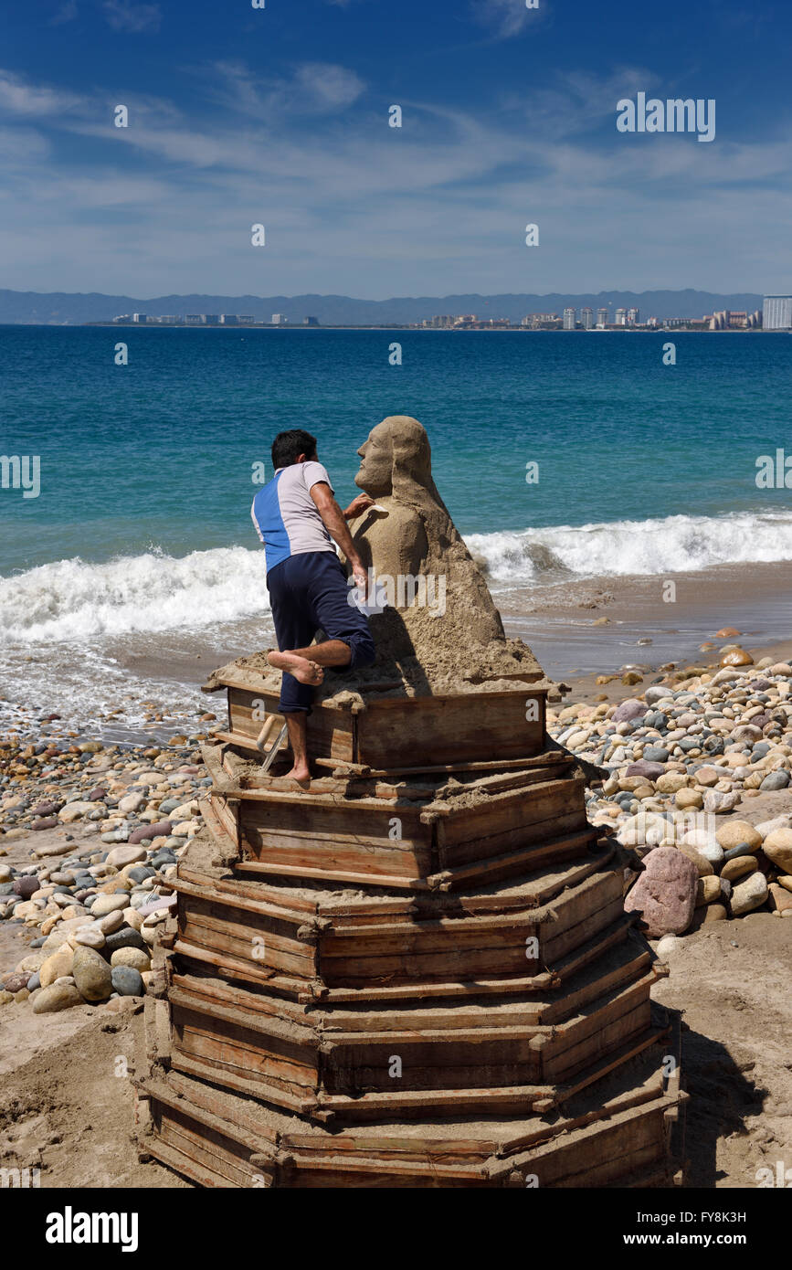 Artiste mexicain debout sur une sculpture en forme de sculptures de sable sur la plage de Puerto Vallarta Malecon Banque D'Images