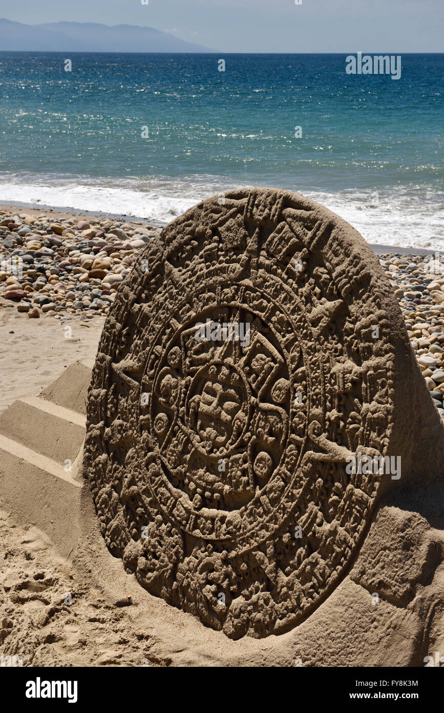 Sculpture de sable d'un cadran solaire aztèque sur la plage de Puerto Vallarta Mexique Malecon Banque D'Images