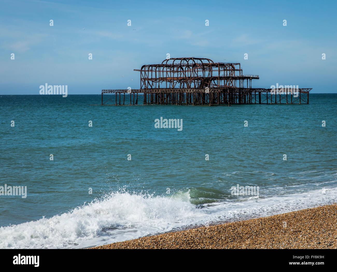 West Pier de Brighton avec des vagues et de la mer et une plage de galets Banque D'Images