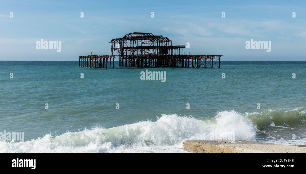 West Pier de Brighton par la mer avec des vagues Banque D'Images