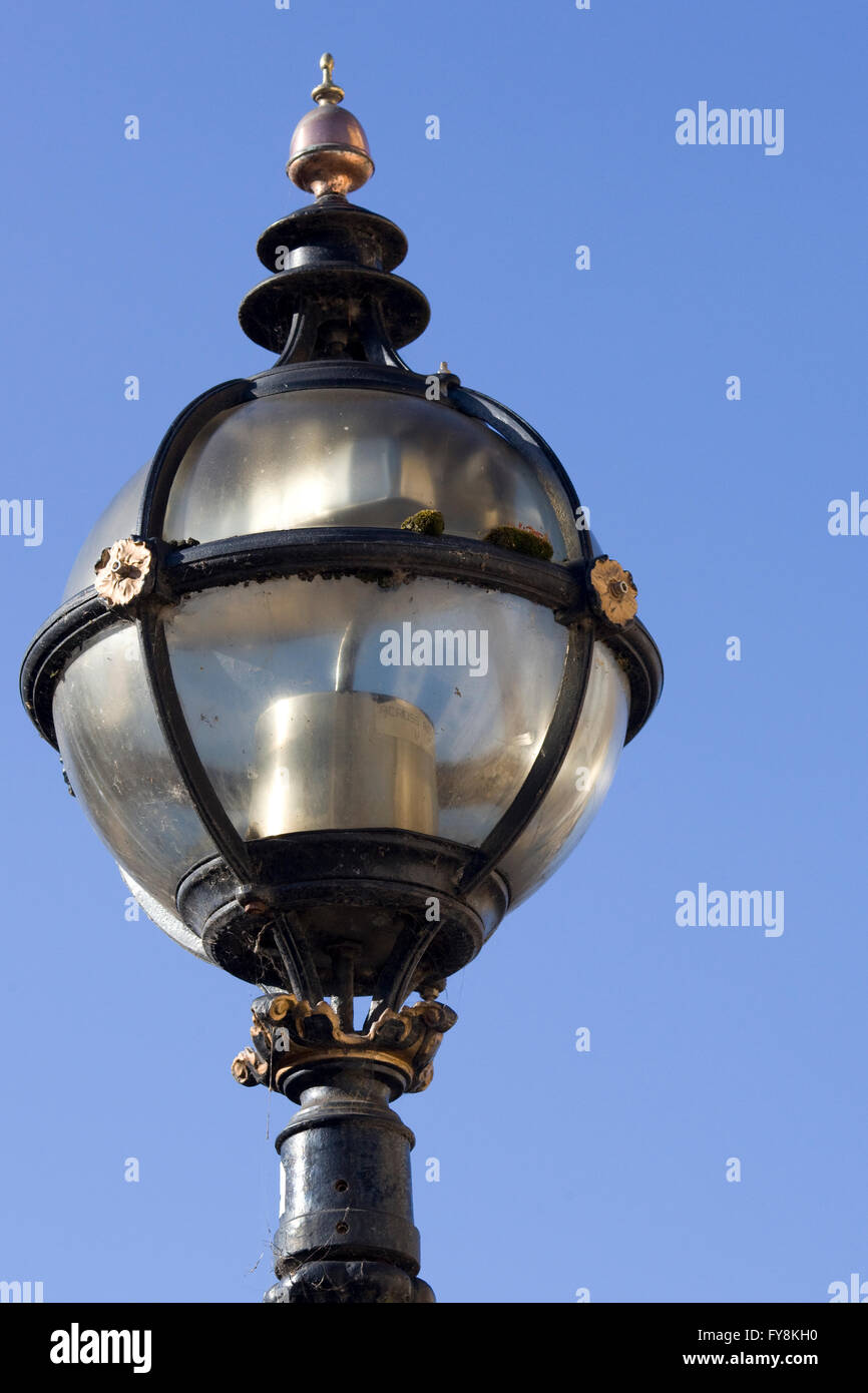 Lampadaire à gaz et post against a blue sky Banque D'Images