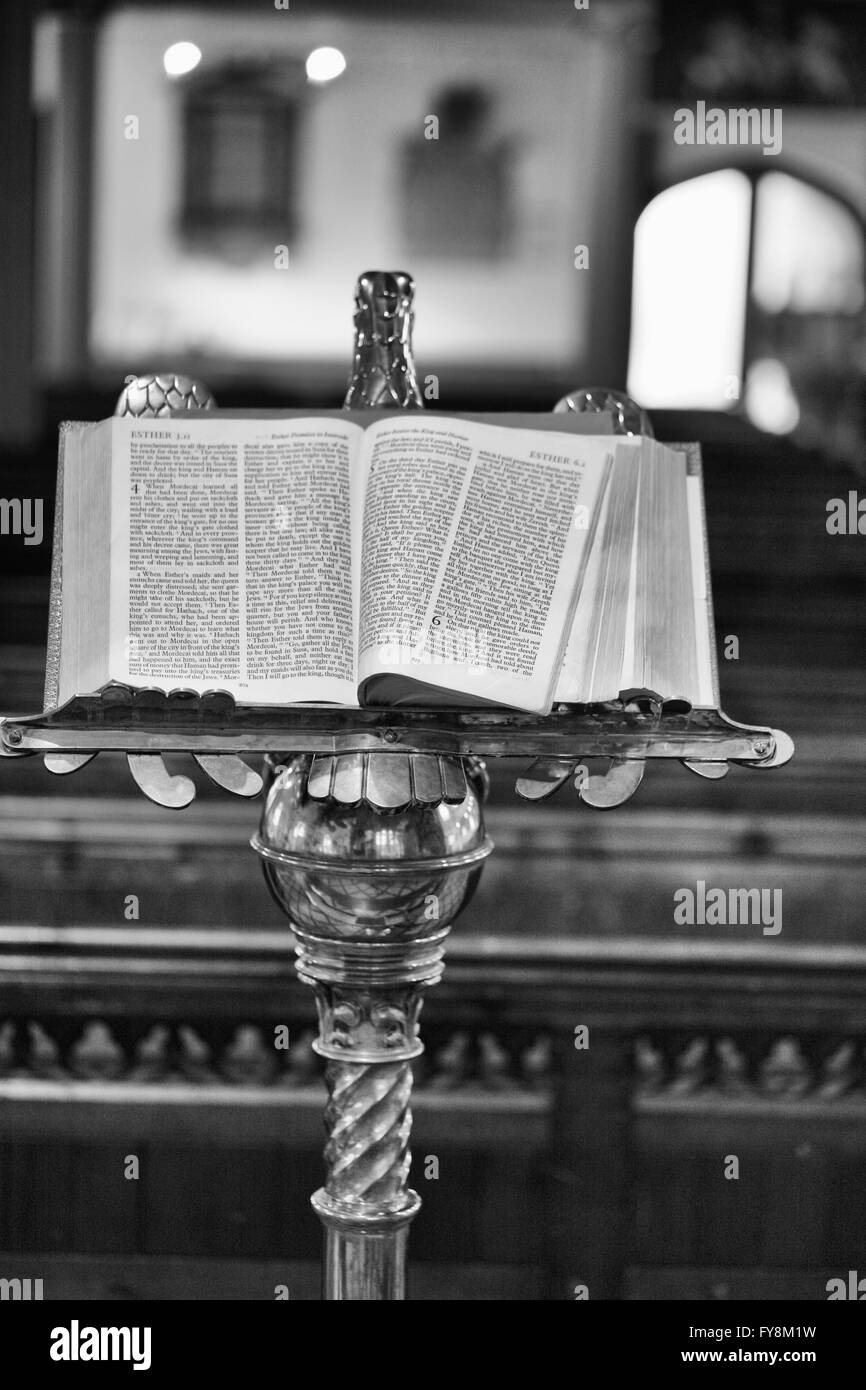 Sainte bible dans une église Banque D'Images